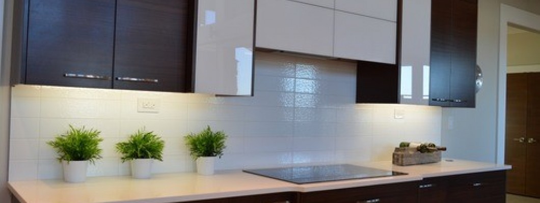 Κρυφός φωτισμός κάτω απο ράφια