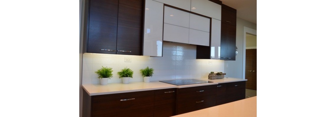 Κρυφός φωτισμός κάτω απο ράφια