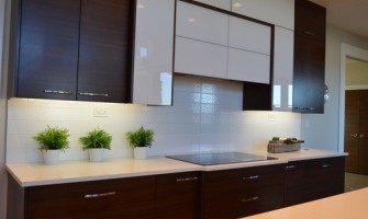 Κρυφός φωτισμός κάτω απο ράφια